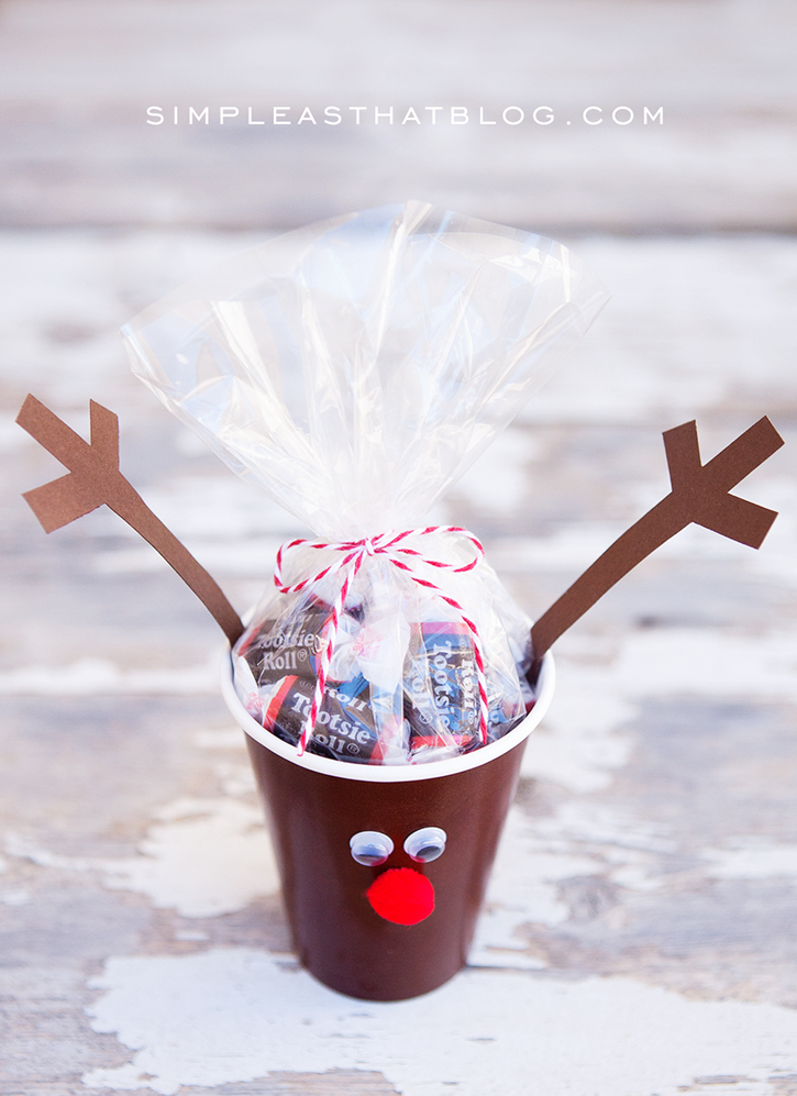 Simple Christmas Treat Cups - quick and inexpensive fun for the kids this holiday season! These cute cups are perfect for party favours, classroom treats and make an easy holiday craft! 