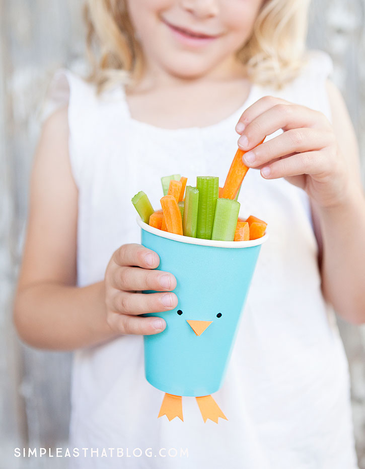 Easter Fruit and Veggie Cups – quick, healthy and inexpensive fun for Spring! These cute cups are perfect for parties, classroom snacks and make a great Spring craft!