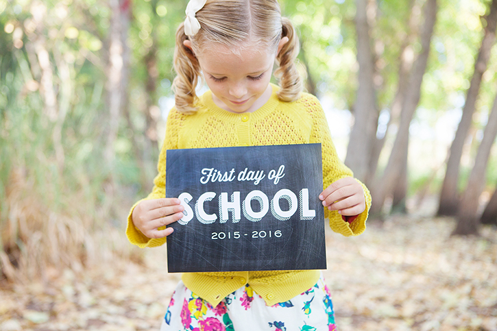Capture memorable back to school photos with these quick tips and our FREE printable back to school sign!
