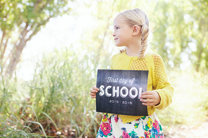 Capture memorable back to school photos with these quick tips and our FREE printable back to school sign!