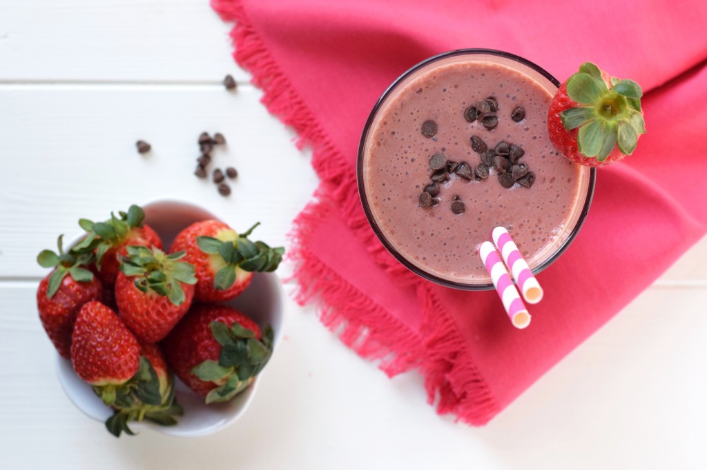 Chocolate Covered Strawberry Smoothie: All the flavor of a chocolate covered strawberry in a smoothie that's healthy enough for breakfast!