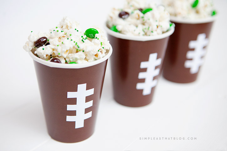 Looking for a treat to make for game day weekend? You'll score big points with this white chocolate game day popcorn and DIY football snack cups.