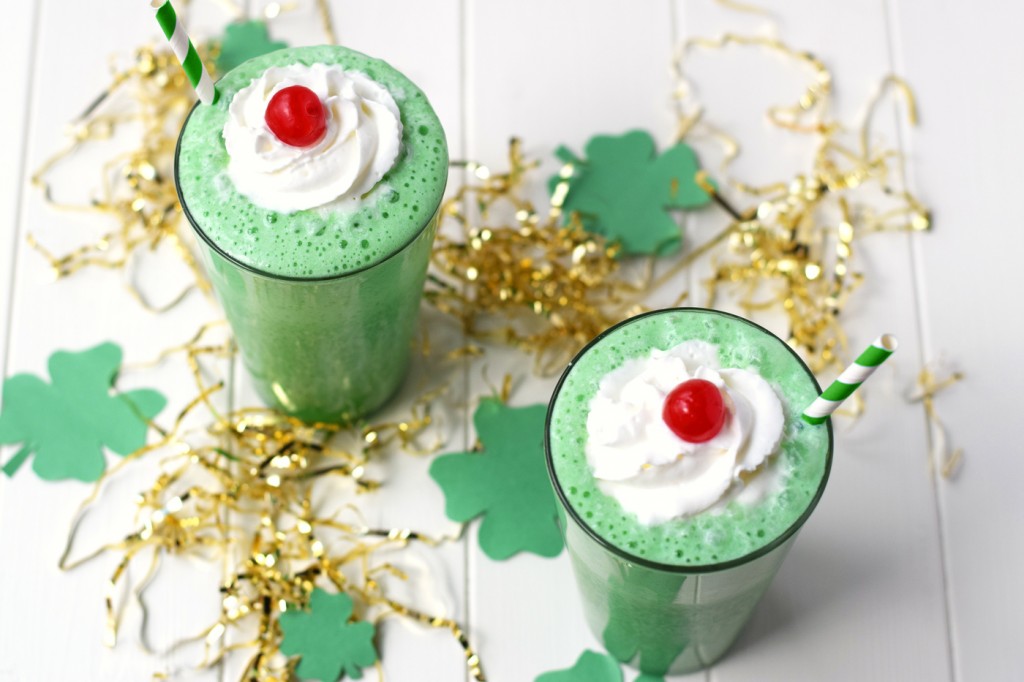 Healthy Shamrock Shake Recipe: Avoid the drive-though with this healthy copycat recipe! Make your favorite treat at home with only 160 calories!