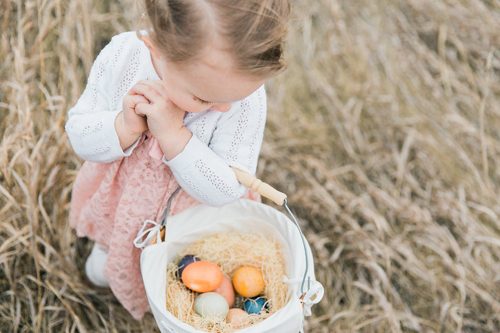 Learn how to get beautiful, rustic colored Easter eggs by dying with all natural ingredients. Follow along for a list of household ingredients and step by step instructions to help you create pretty Easter eggs in a variety of natural shades and the best part is, it's safe for kids.
