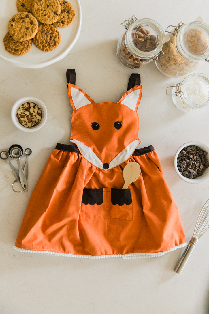 The cutest little fox apron you've ever seen - AND it's reversible. Click for the pattern and step-by-step instructions.