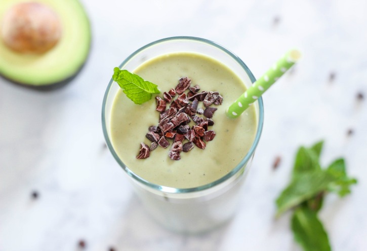 Mint Chocolate Chip Protein Smoothie - a delicious green smoothie recipe packed with protein that keeps you satisfied for hours. 