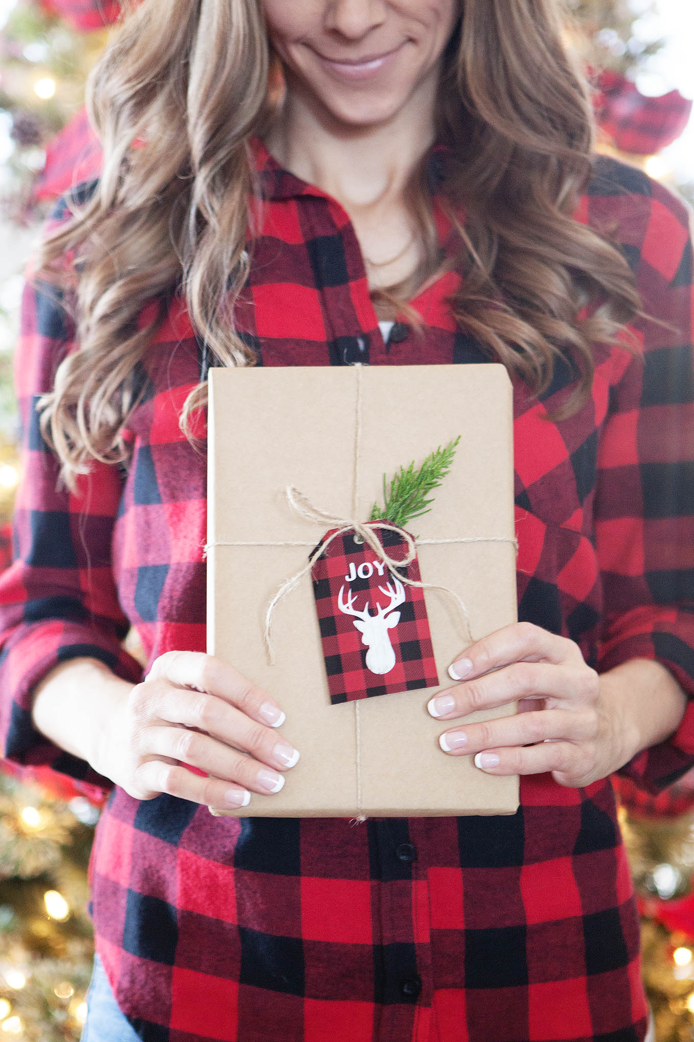 Add a little rustic, outdoorsy flair to your holiday gift wrapping with these free buffalo check plaid and chalkboard Christmas gift tag printables.