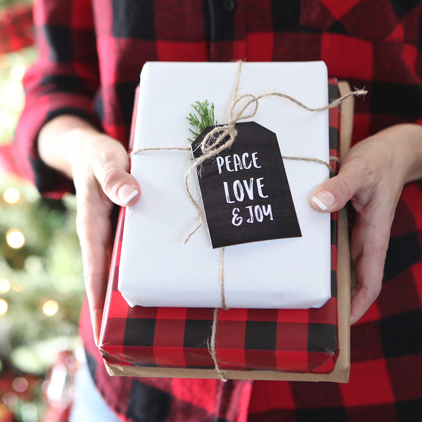 Add a little rustic, outdoorsy flair to your holiday gift wrapping with these free buffalo check plaid and chalkboard Christmas gift tag printables.