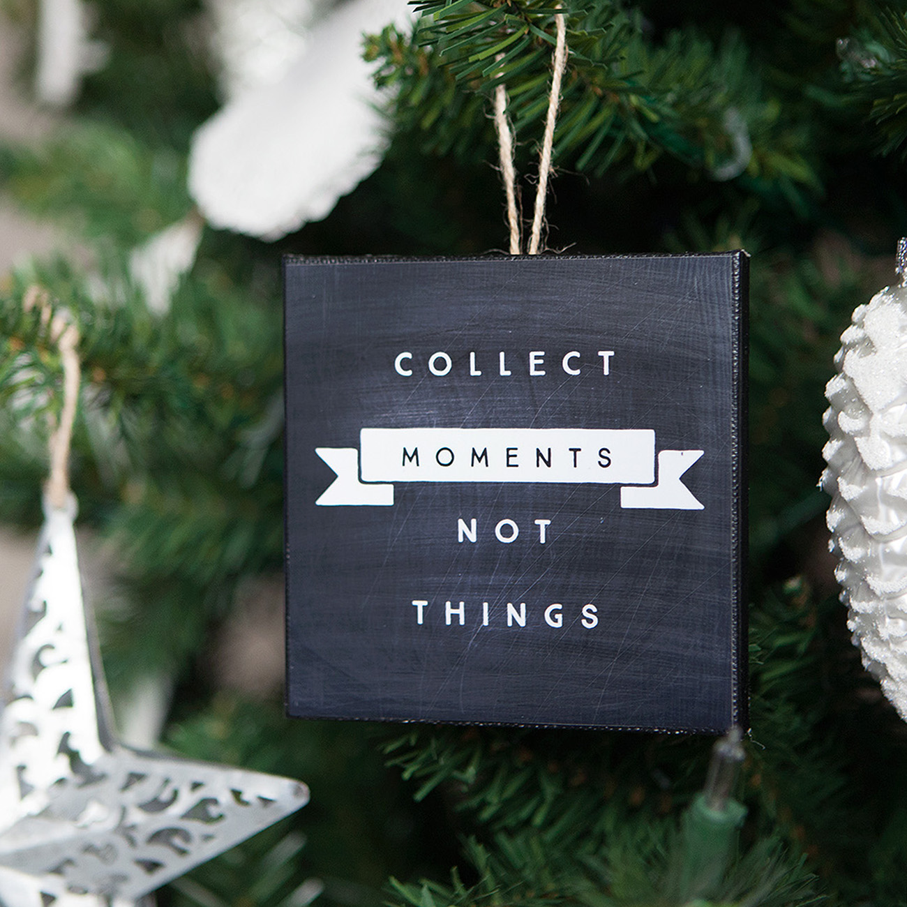 Holidays: Make mini canvas ornaments as a beautiful reminder to focus on the little things this holidays season! Such a sweet idea for Christmas. For Bake Craft Sew from Simple as That. 