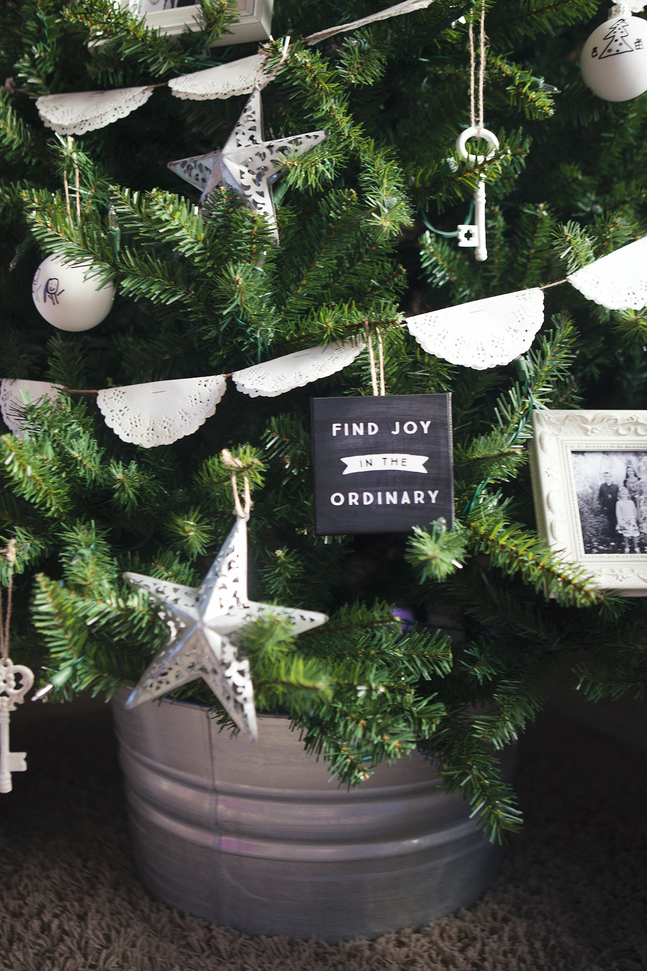 Holidays: Make mini canvas ornaments as a beautiful reminder to focus on the little things this holidays season! Such a sweet idea for Christmas. From Simple as That for Bake Craft Sew. 