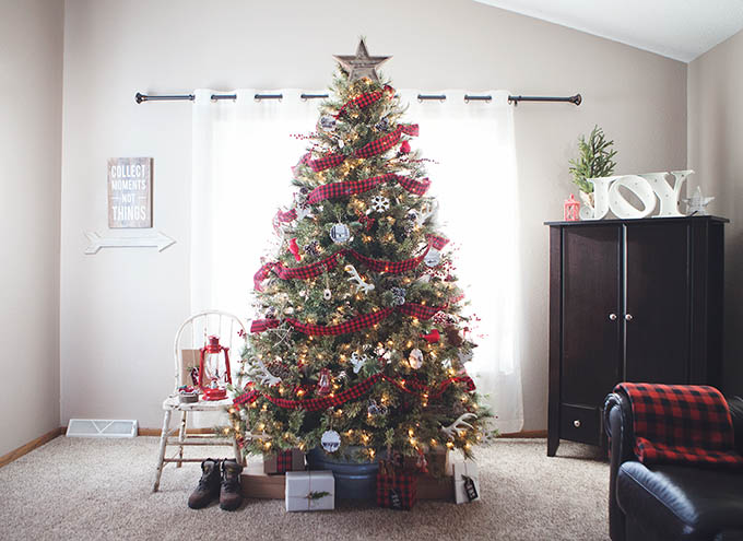 Minimal Scandinavian Christmas Tree - Homey Oh My