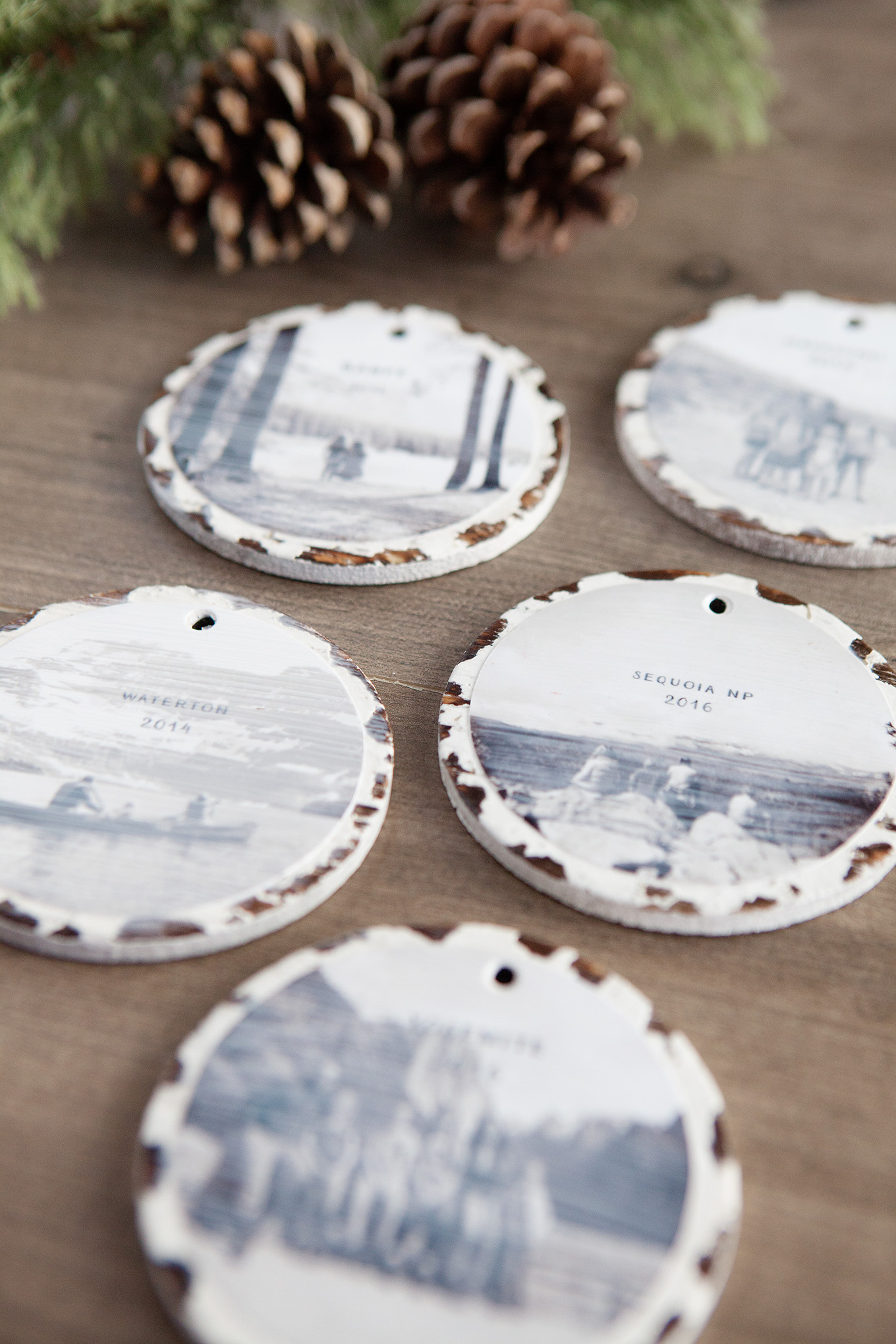 Trim the tree with these 10 minute photo keepsake ornaments. They take no time at all to make and it will mean so much to fill the tree with family memories.