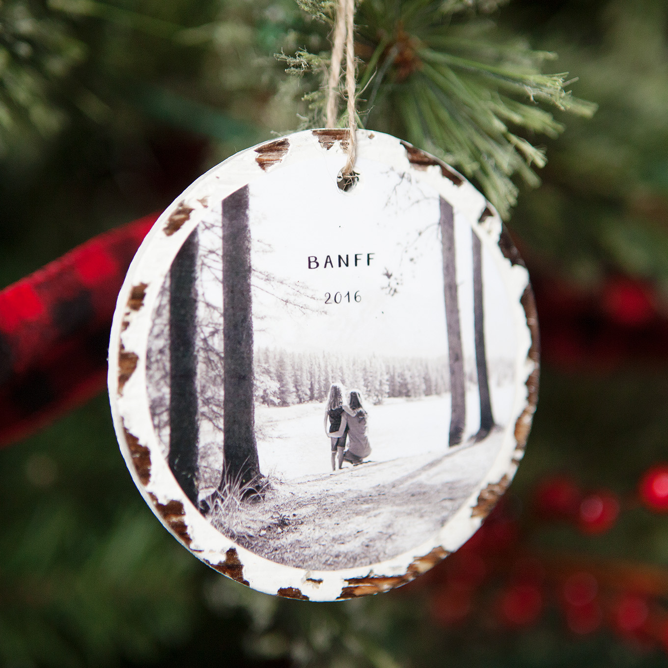 Trim the tree with these 10 minute photo keepsake ornaments. They take no time at all to make and it will mean so much to fill the tree with family memories.
