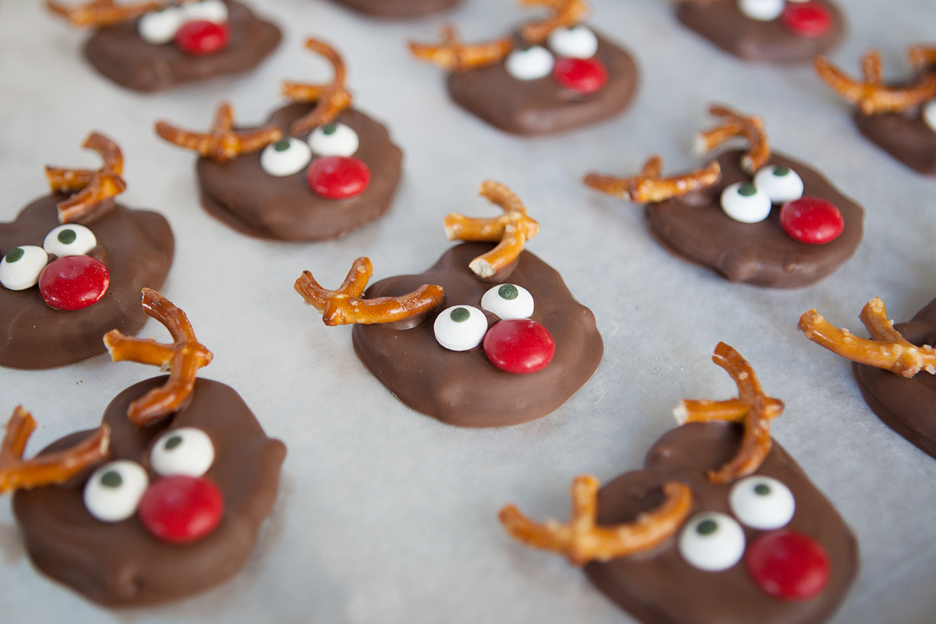 een schattige en heerlijke traktatie om te maken met de kinderen dit vakantieseizoen, deze chocolade bedekte rendier pretzels kunnen worden samengesteld in een mum van tijd!