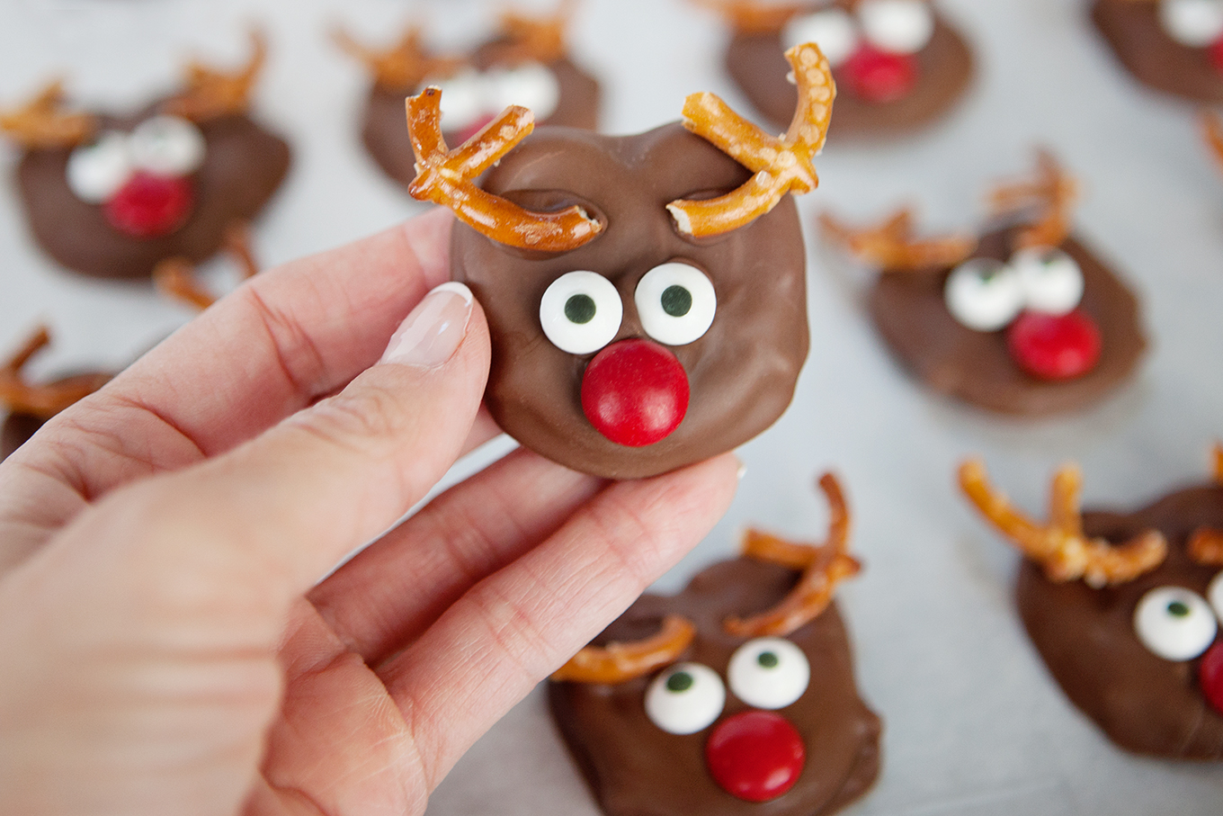 een leuke en heerlijke traktatie om te maken met de kinderen dit vakantieseizoen, deze chocolade bedekte Rendier pretzels kunnen worden samengesteld in een mum van tijd!