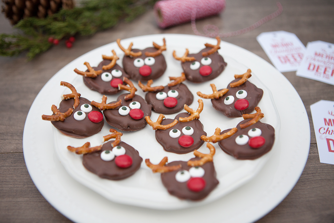 A cute and delicious treat to make with the kids this holiday season, these chocolate covered reindeer pretzels can be put together in no time at all!