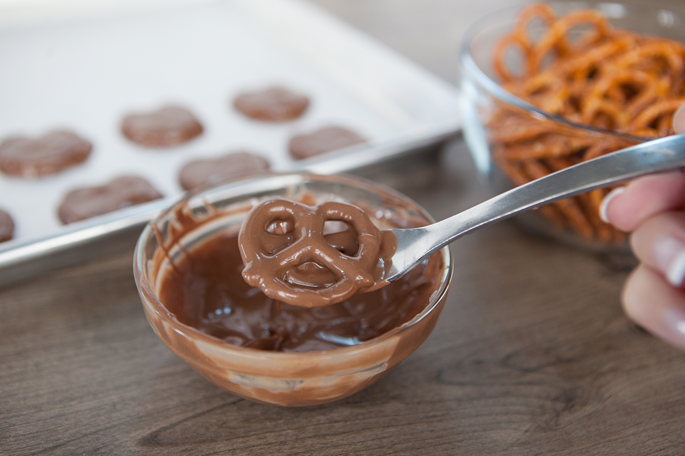A cute and delicious treat to make with the kids this holiday season, these chocolate covered reindeer pretzels can be put together in no time at all!