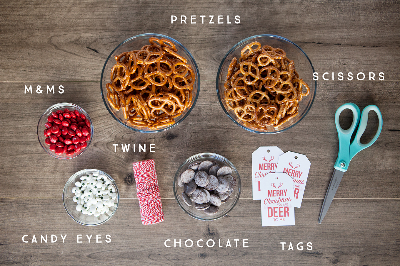 Un régal mignon et délicieux à faire avec les enfants en cette période des fêtes, ces bretzels de rennes recouverts de chocolat peuvent être assemblés en un rien de temps!