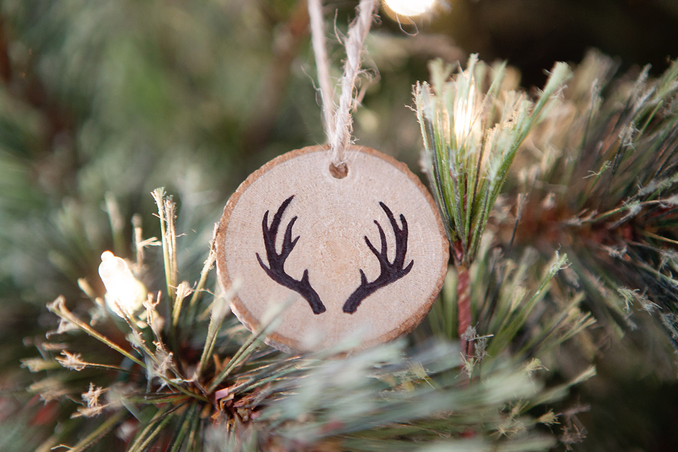 Create faux wood burned Christmas tree ornaments without any special tools. Complete how-to instructions including printable templates to make these easy, nature-inspired keepsakes.