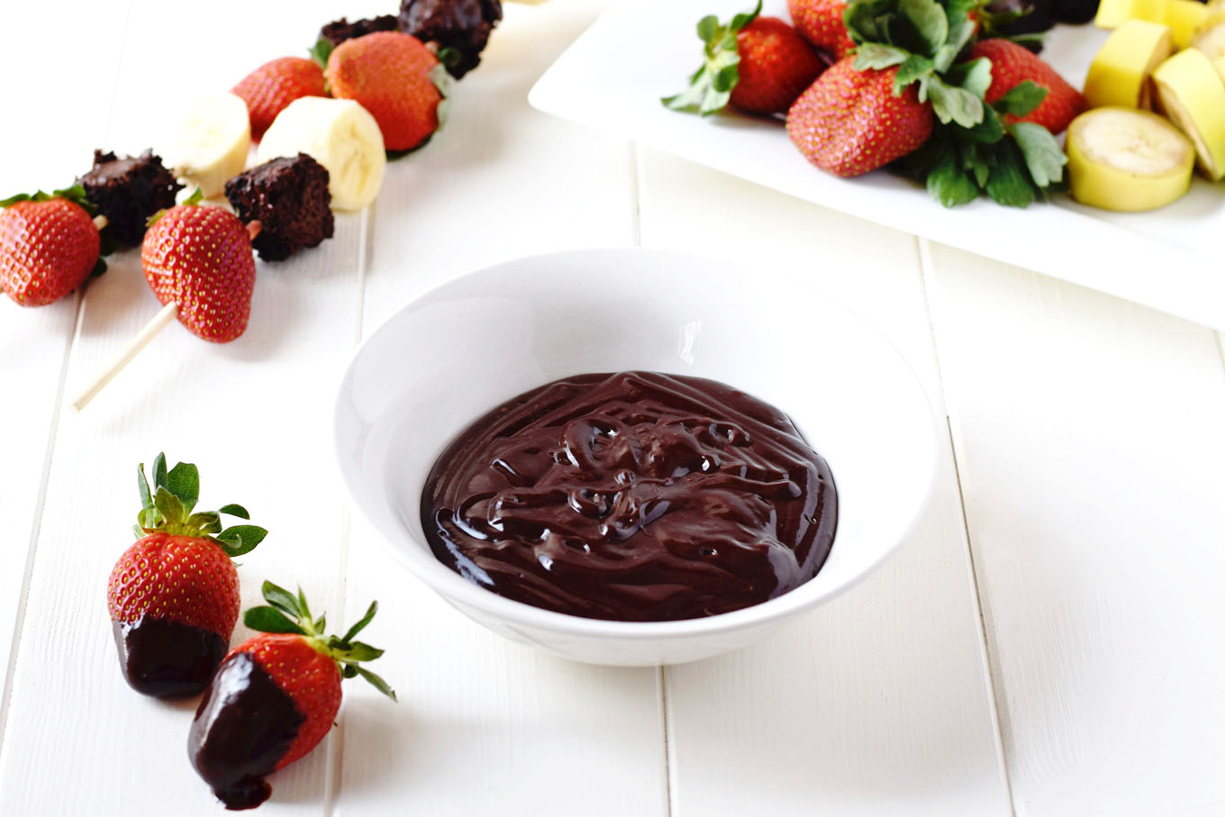 Clean Eating Chocolate Fondue - Looking for a healthier Valentine's Day treat the whole family will love? This clean eating dessert is going to be a new favorite!
