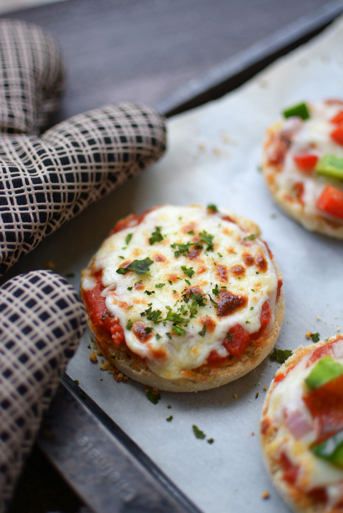 EASY ENGLISH MUFFIN PIZZAS