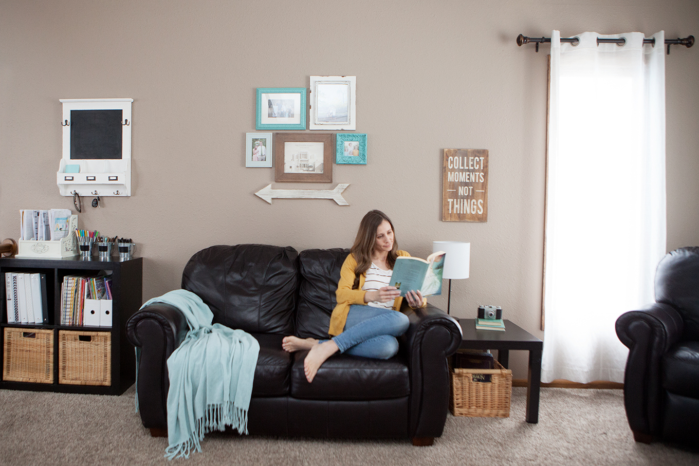 Here are the secrets for how to hang a photo gallery wall the easy way! Create a beautiful gallery wall with this no-hassle hanging trick!