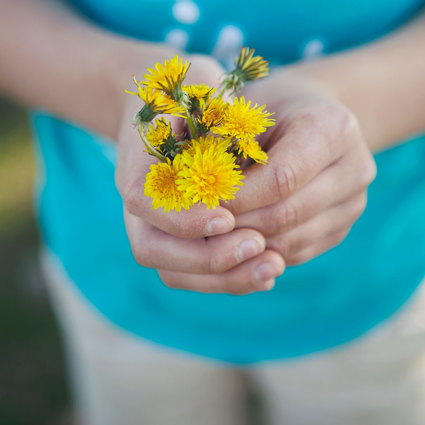 Summer is the perfect time to encourage kids to stretch their creativity, get outside and explore, and use their imaginations. Absolutely no screens required! Here are 25 simple screen-free activities to keep kids entertained.