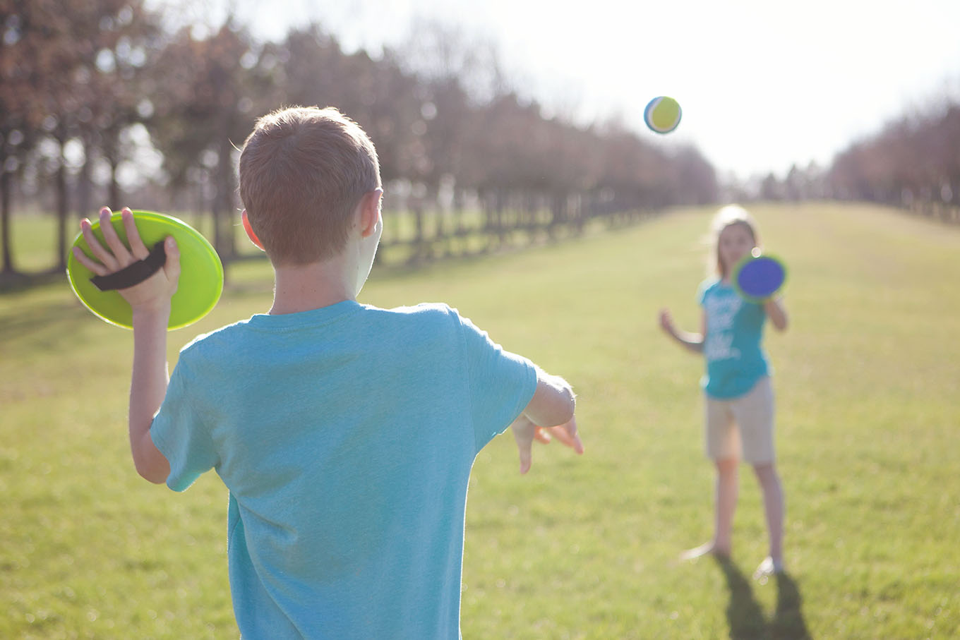 Summer is the perfect time to encourage kids to stretch their creativity, get outside and explore, and use their imaginations. Absolutely no screens required! Here are 25 simple screen-free activities to keep kids entertained.