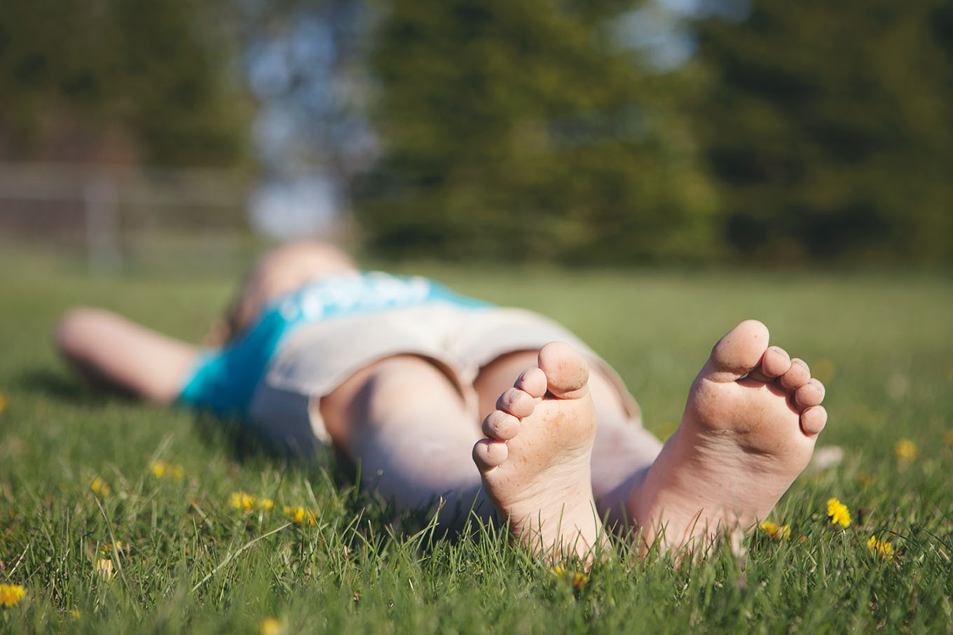 Summer is the perfect time to encourage kids to stretch their creativity, get outside and explore, and use their imaginations. Absolutely no screens required! Here are 25 simple screen-free activities to keep kids entertained.