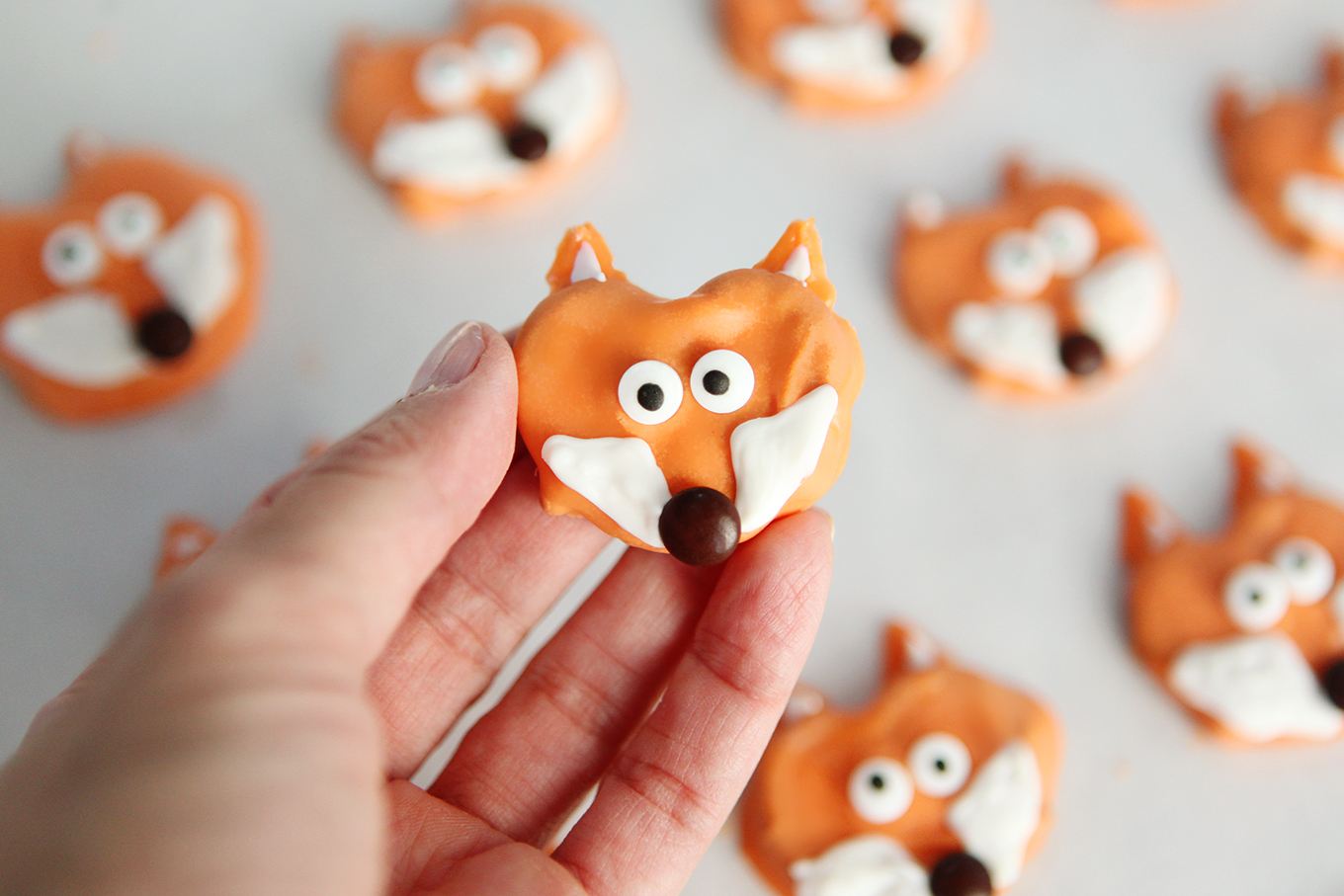 The cutest little chocolate covered fox pretzels. A delicious fall treat that can be made in just a few minutes!