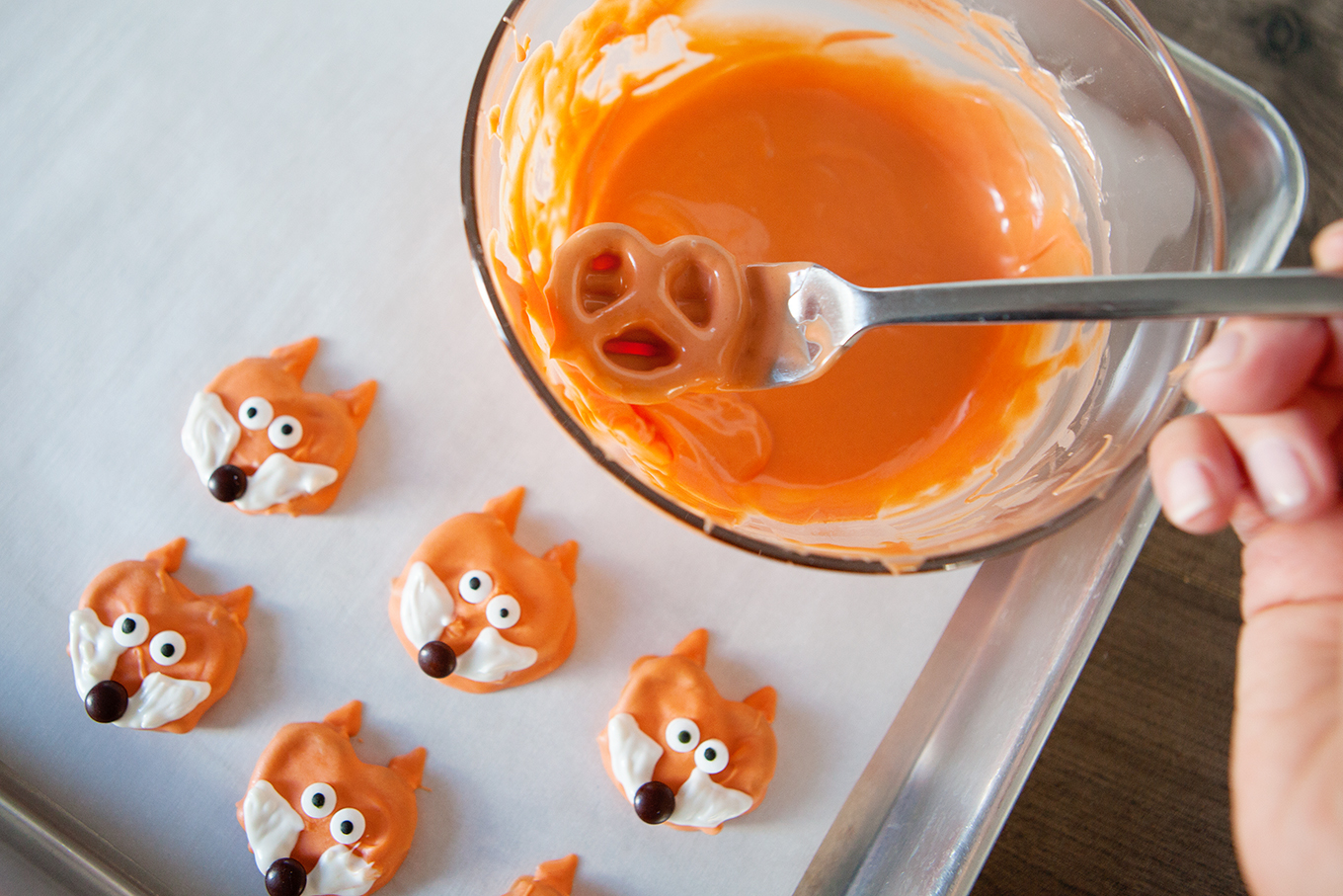 The cutest little chocolate covered fox pretzels. A delicious fall treat that can be made in just a few minutes!