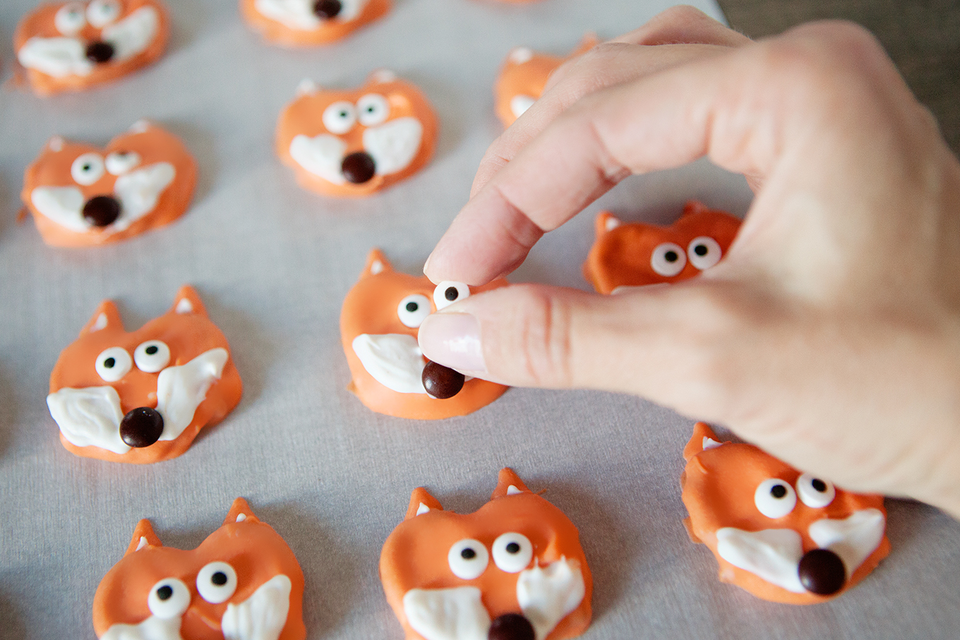 The cutest little chocolate covered fox pretzels. A delicious fall treat that can be made in just a few minutes!