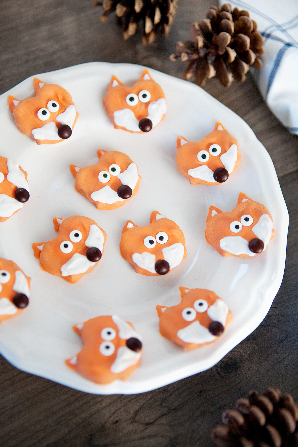 The cutest little chocolate covered fox pretzels. A delicious fall treat that can be made in just a few minutes!