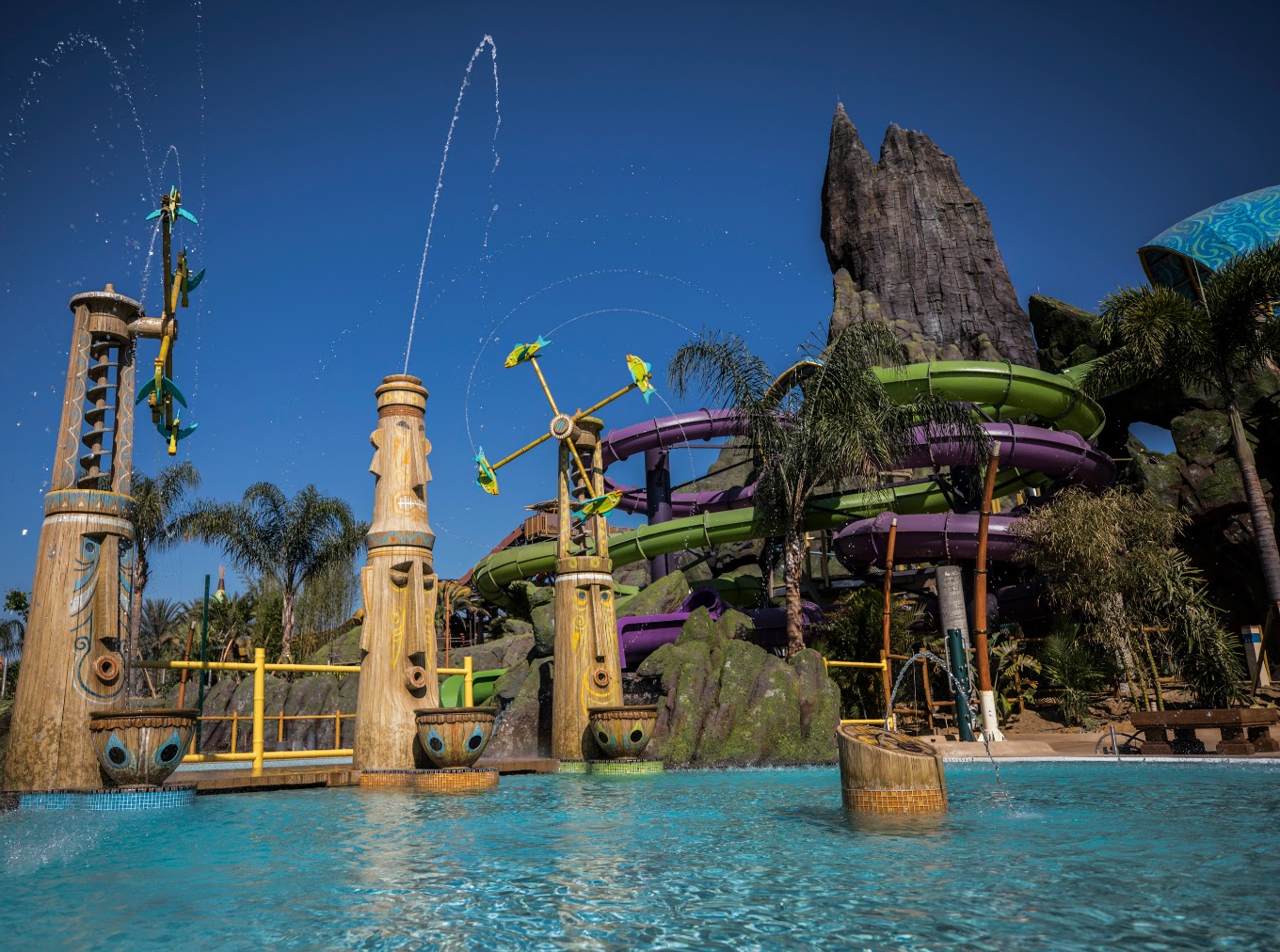 Enjoy 13 insider tips for planning your Universal's Volcano Bay water theme park trip, including what to know before you go about TapuTapu wearables